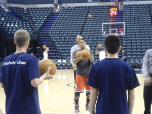 Derrick Rose warms up before Saturday's game against the Pacers.