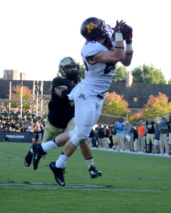 Minnesota's Nate Wozniak hauls in a touchdown pass. Photo by Ben Fahrbach.