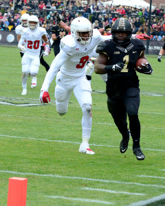 Knox heads for the end zone. Photo by Ben Fahrbach.